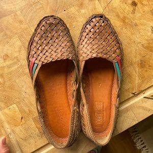 Women’s Mohinders woven flat. Size 7.